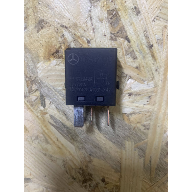 Реле паливного насоса Mercedes 2.2 CDI 0025421119 Реле паливного насоса Mercedes 2.2 CDI 0025421119