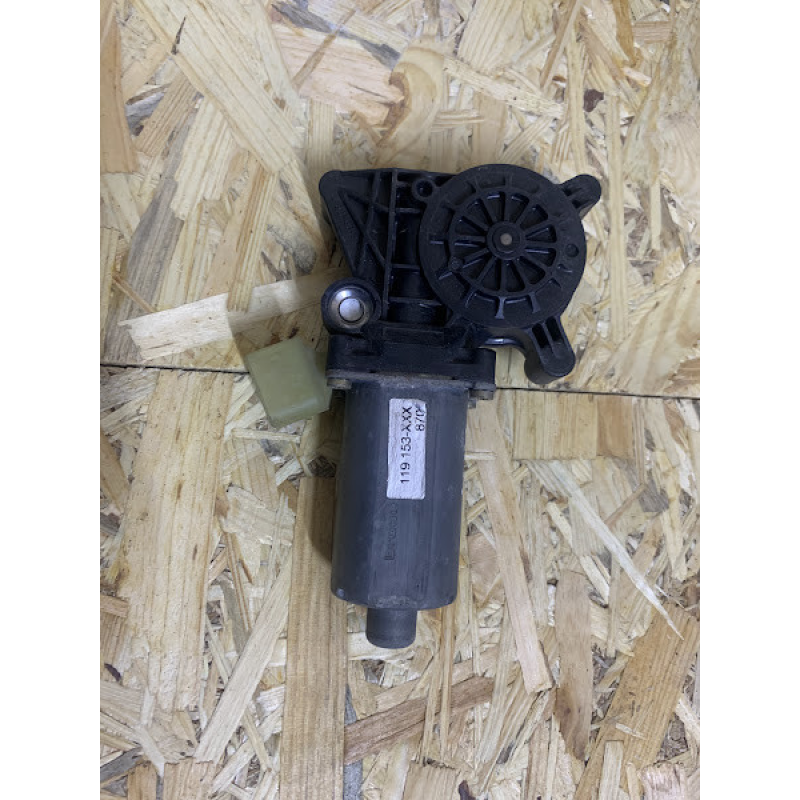 Моторчик склопідіймача передній правий Mercedes W210 0130821709 Моторчик склопідіймача передній правий Mercedes W210 0130821709