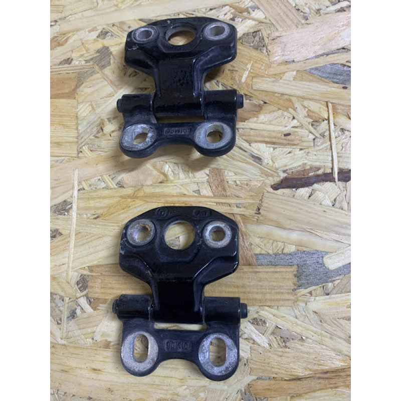 Петлі дверей передніх правих Mercedes E Class W210 Петлі дверей передніх правих Mercedes E Class W210