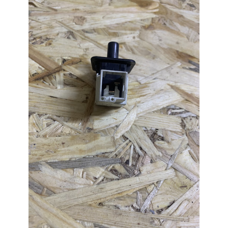 Датчик закриття дверей / Кінцевик Mercedes W210 2028209410