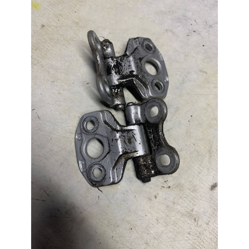 Петлі дверей передніх правих Mercedes W210 Петлі дверей передніх правих Mercedes W210