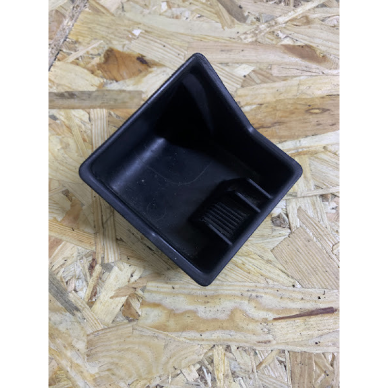 Попільничка центральної консолі Mercedes W210 2108100530 Попільничка центральної консолі Mercedes W210 2108100530