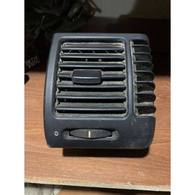 Дефлектор повітря Opel Vectra B правий 90463809