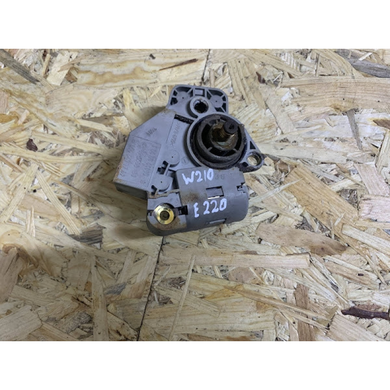 З“єднувальна клема Mercedes W210 плюсового кабелю 0005401769