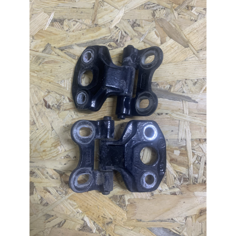 Петлі дверей передніх лівих Mercedes W210 Петлі дверей передніх лівих Mercedes W210