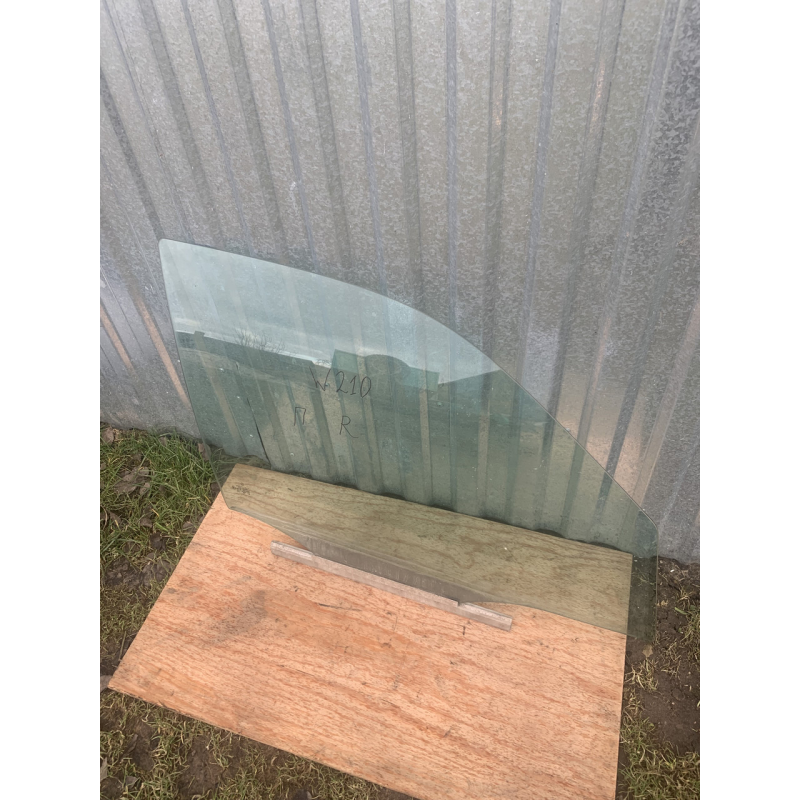 Скло дверей Mercedes W210 переднє праве Скло дверей Mercedes W210 переднє праве