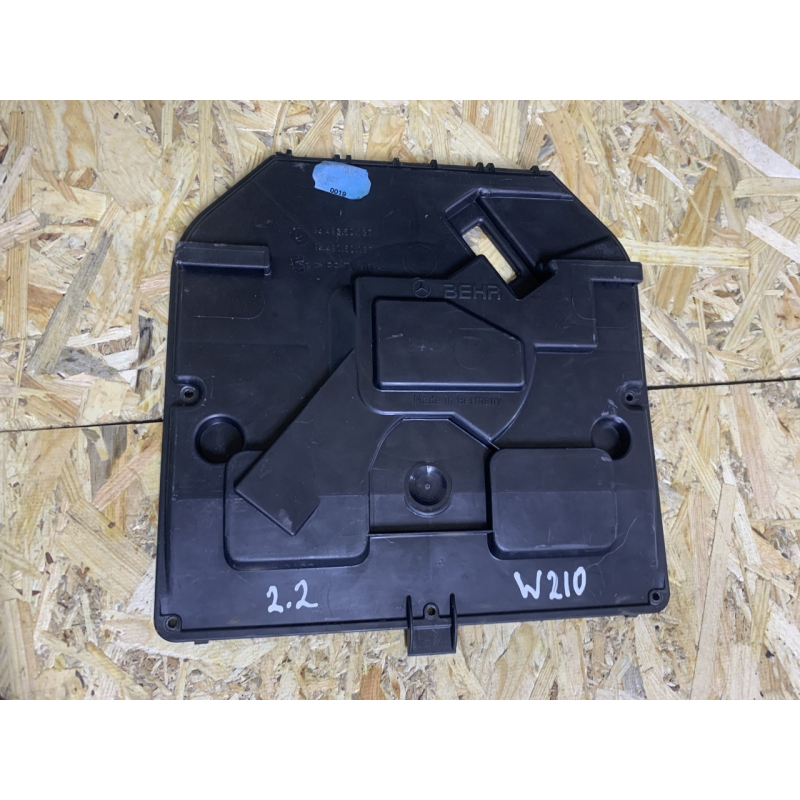 Кришка моторчика пічки Mercedes W210 (9449350137) Кришка моторчика пічки Mercedes W210 (9449350137)