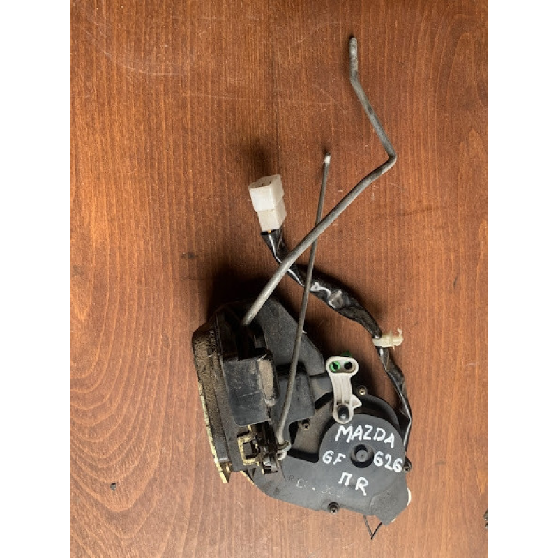 Замок дверей передній правий Mazda 626 GF
