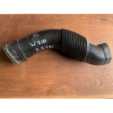 Патрубок повітряного фільтра Mercedes W210 2105282204